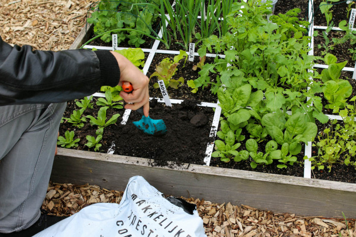 Compost aanvullen