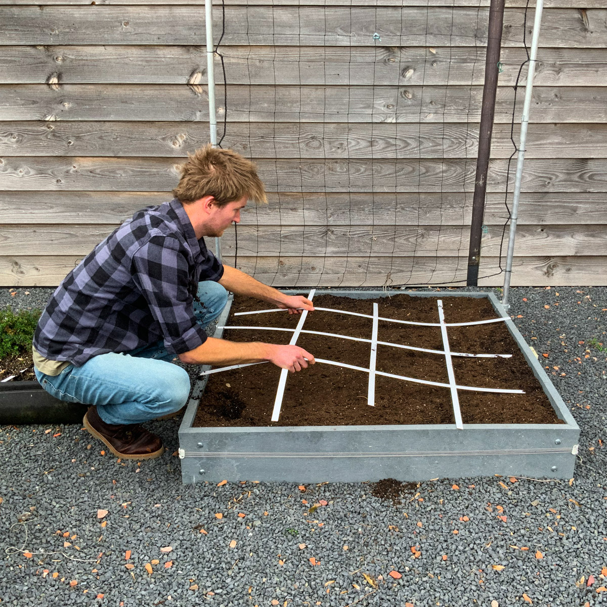 Het raster leg je los op de Makkelijke Moestuinmix