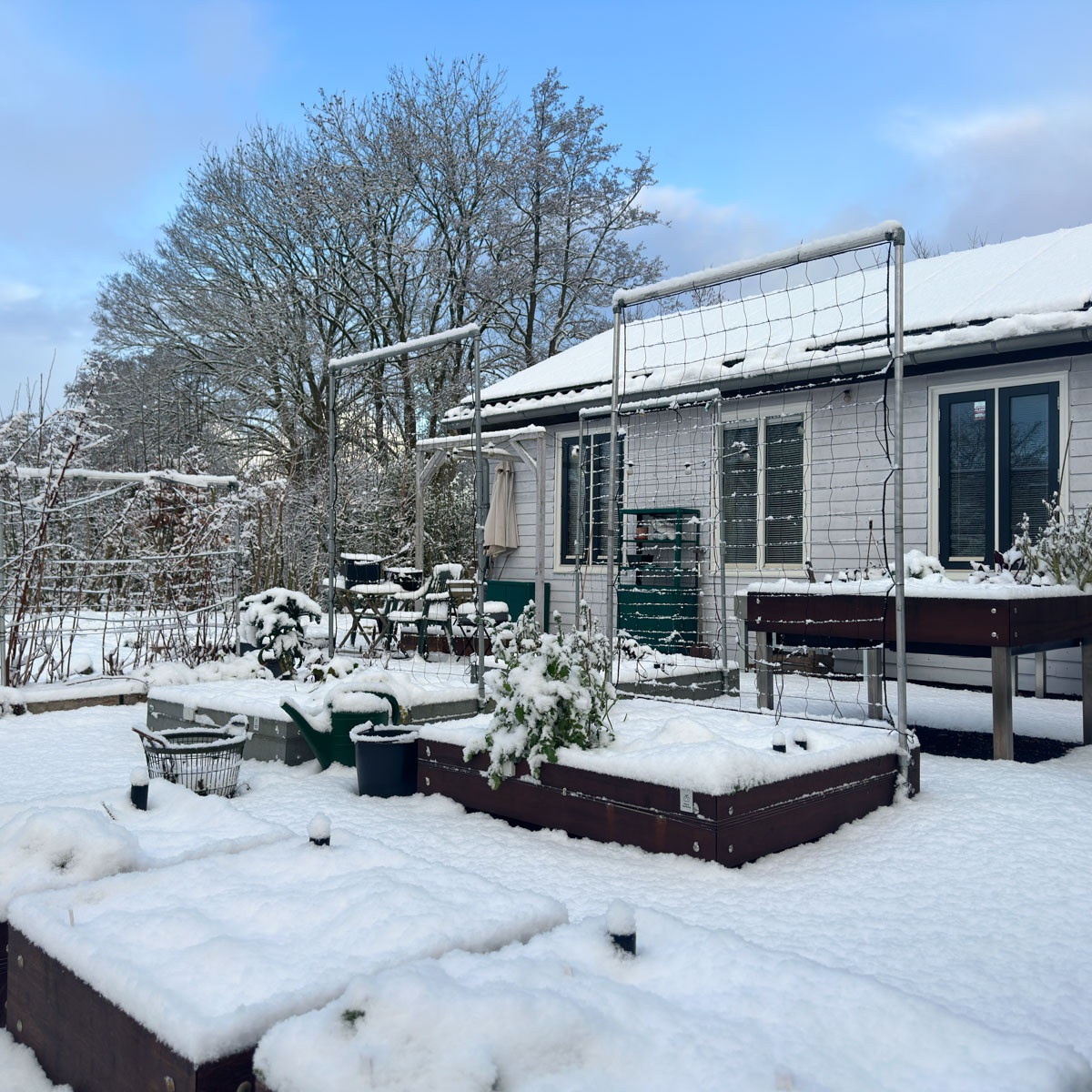 Bijna lege moestuinbakken in de sneeuw
