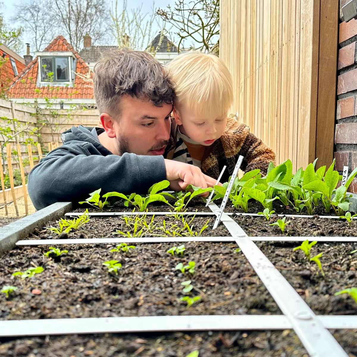 Samen naar de jonge plantjes kijken