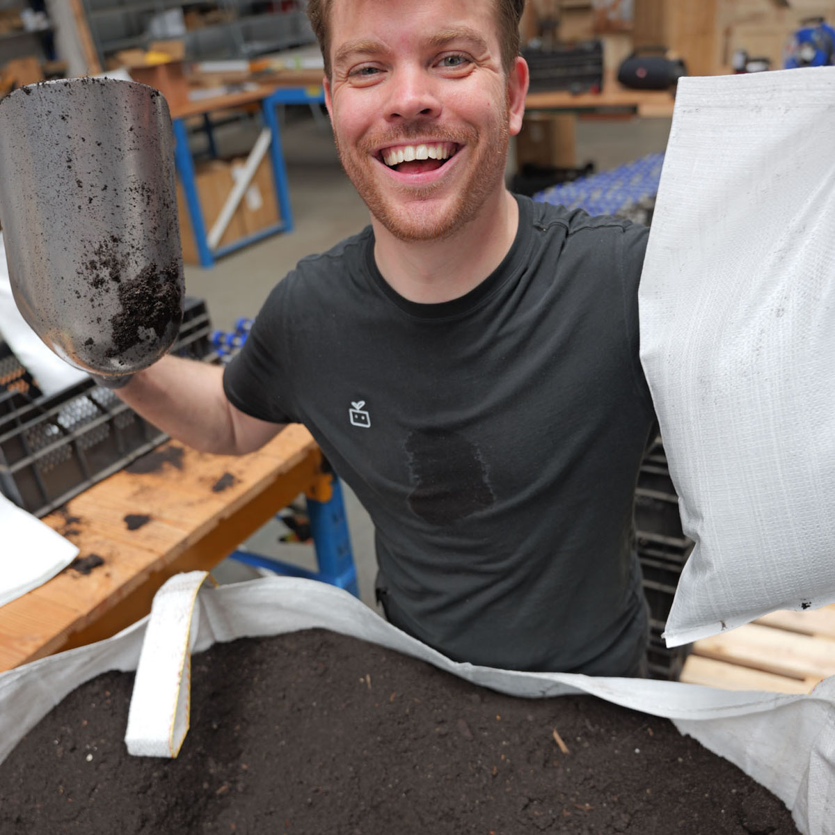 Robbin schept de wormencompost in 6-liter zakjes